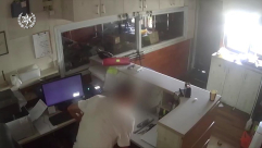 فيديو: اعتقال مشتبه باقتحام وسرقة ممتلكات من شركتين في ريشون لتسيون